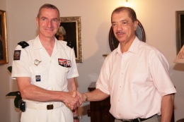 Le Préseidnet Michel avec le général de brigade Jean-François Hogard, commandant supérieur des Forces armées de la zone sud de l’Océan Indien (COMsup FAZSOI)