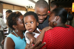 A Seychellois former greets his family -Explorer former hostages return from Somalia