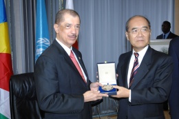 Mr Koïchiro Matsuura Director-General of UNESCO presents President Michel with theGold Medal of the Five Continents