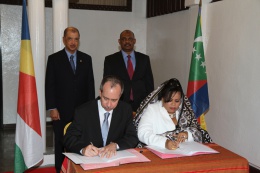 Les Seychelles et l’Union des Comores ont officiellement signé un accord bilatéral dans le domaine des services aériens. L’accord a été signé du côté seychellois par  le Ministre de l’Intérieur et des Transports, M. Joel Morgan et du côté comorie