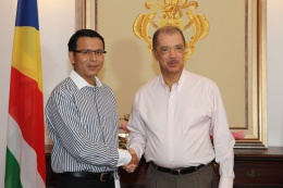 Le premier ambassadeur de la République socialiste du Vietnam auprès des Seychelles, son excellence Monsieur Nguyen Van Trung et President Michel a State House