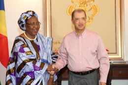 Le premier ambassadeur de la République du Niger auprès de la République des Seychelles, son excellence Madame Rakiatou Mayaki, a présenté ses lettres de créance au Président James Michel à State House