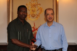 Le premier ambassadeur de la République du Burundi auprès des Seychelles, son excellence Monsieur Isaie Ntirizoshira a présenté, ses lettres de créance au Président James Michel à State House.