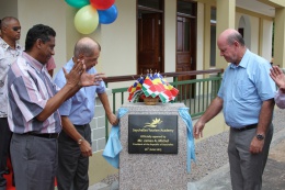 President James Michel unveiled the plaque to officially inaugurate the buildings of the first phase of the new Hotel and Tourism Academy at La Misere.