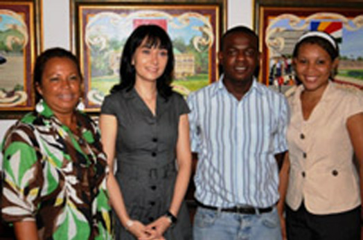 First lady to help with new centre for deaf people