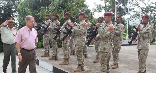 Prezidan I Vizit Manm Lafors Defans Sesel