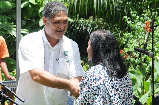 Président Michel félicite Joe Samy pour sa décoration