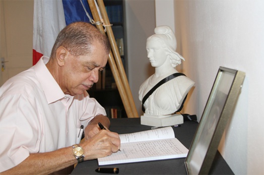 Le Président Michel a signé le registre de condoléances  à l’Ambassade de France