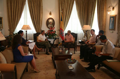 President Meets With Australian Envoy