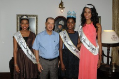 President meets with Miss Seychelles 2015 and the runner up Princesses.